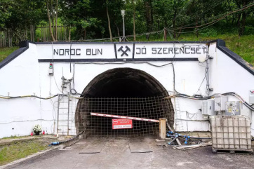 Parajd: "Törékeny egyensúlyt" tapasztaltak a szakértők, a víz eltávolítása csak a Korond-patak elterelése után kezdődhet - A cikkhez tartozó kép
