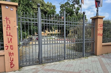 Ćaci él: Újabb falfirkák jelentek meg az újvidéki gimnázium kerítésén - A cikkhez tartozó kép