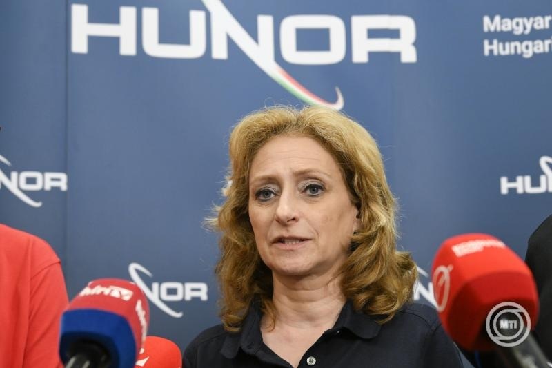 Ferencz Orsolya űrkutatásért felelős miniszteri biztos, a HUNOR program vezetője az Ax-4 misszió indításának elhalasztásáról tart sajtótájékoztatót a floridai Cape Canaveralban 2025. június 12-én. Ferencz Orsolya közölte, hogy júniusban és júliusban is vannak időablakok, amikor elindulhat Ax-4 misszió a Nemzetközi Űrállomásra (ISS), a pontos időpontot azt követően határozzák meg, hogy tisztázzák az ISS-en fellépett rendellenességet. Az Ax-4 misszió legénységének tagja a magyar Kapu Tibor, az indiai Shubhanshu Shukla, a lengyel Slawosz Uznanski-Wisniewski és a korábbi NASA-űrhajós Peggy Whitson. 
