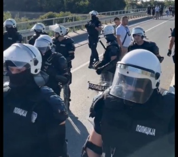 A rendőrség lezárta a bejáratot Petrőcre: a kiállítást mégis megnyitották - A cikkhez tartozó kép