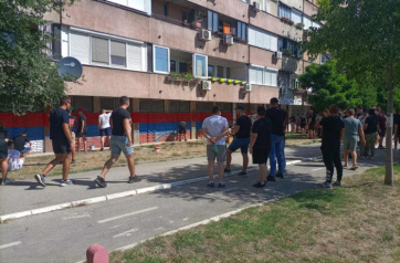 Újvidék: Ismét a szerb zászló színeit festették az épületekre: napközben verekedés tört ki - A cikkhez tartozó kép