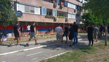 Újvidék: Ismét a szerb zászló színeit festették az épületekre: napközben verekedés tört ki - illusztráció