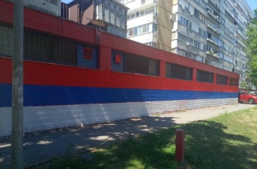 Újvidék: Ismét a szerb zászló színeit festették az épületekre: napközben verekedés tört ki - A cikkhez tartozó kép