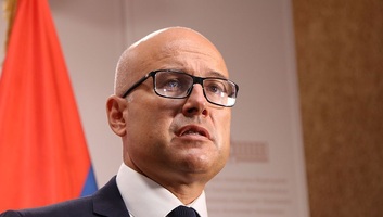 A Szerb Haladó Párt 2026 végére tenné a választások megtartását - illusztráció
