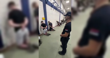 Térdelve, bilincsben, homlokkal a falnak – videófelvétel az újvidéki letartóztatottakról - A cikkhez tartozó kép