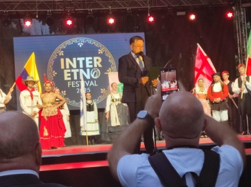 A zivatar ellenére hivatalosan is megkezdődött a XXIV. Interetno Fesztivál Szabadkán - A cikkhez tartozó kép
