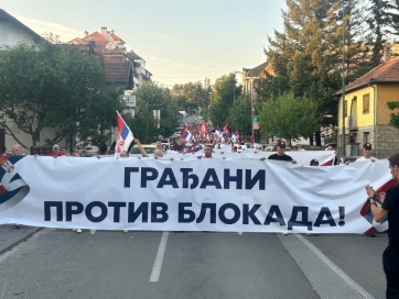 Tüntetés a blokádok ellen több mint 70 szerbiai településen - A cikkhez tartozó kép