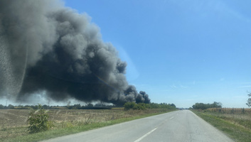 Ég egy raktárépület Káty és Budiszava között - illusztráció
