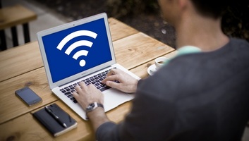 A szerbiai háztartások 70 százalékában van számítógép, 95 százalékának mobiltelefonja is - illusztráció