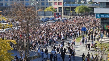 Újvidék: Ezrek haladnak a vasútállomás épülete felé a megemlékezésre - illusztráció