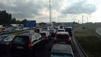 Senki sem számított ekkora káoszra: Akár 15 órát is várnak az utasok az EU új határrendszere miatt - illusztráció