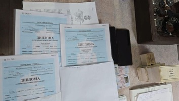 Mindenféle okiratot hamisító banda került rendőrkézre - illusztráció