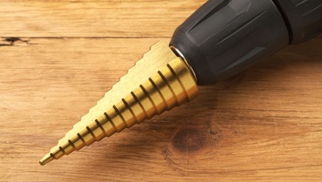 Házi barkácsolás? Így készül a tökéletes furat lépésről-lépésre - illusztráció