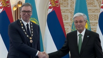 Aleksandar Vučić Arany Sas Érdemrend kitüntetést kapott Asztanában - illusztráció