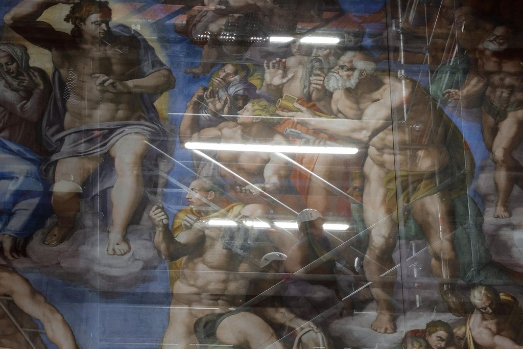 Michelangelo Buonarroti olasz reneszánsz mester Utolsó ítélet című falfestményének tisztítását végzik munkások a vatikánvárosi Sixtus-kápolnában 