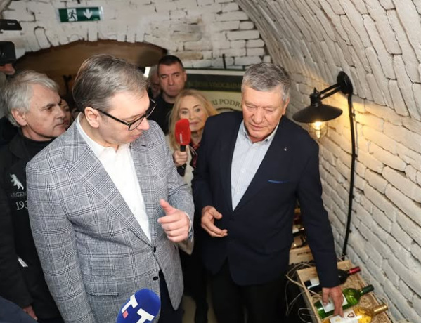A szerb elnök a felújított régi cservenkai borospincéket sem hagyta ki