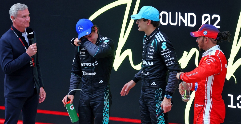 Andrea Kimi Antonelli, George Russell és Lewis Hamilton