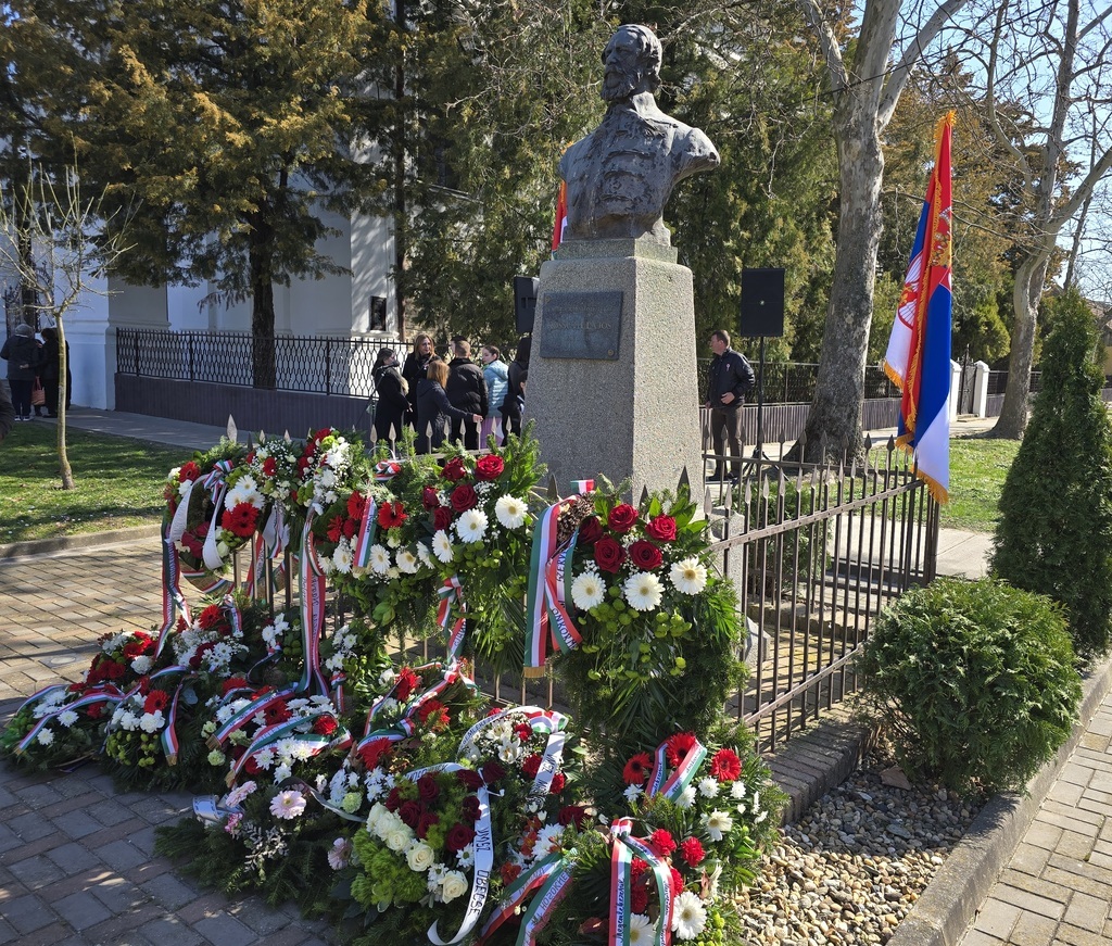 A magyarittabéi Kossuth-szobor a koszorúzás után