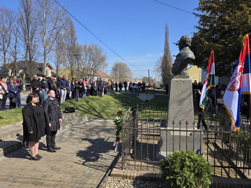 Az MNT nevében Fremond Árpád, elnök és Tóth Ramóna, Végrehajtó Bizottság tagja koszorúzott