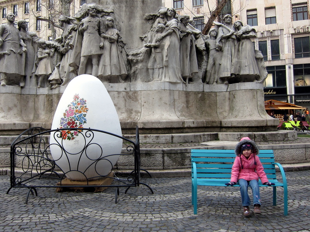 Kézzel pingált magyar motívum egy óriási húsvéti tojáson a budapesti Vörösmarty téren