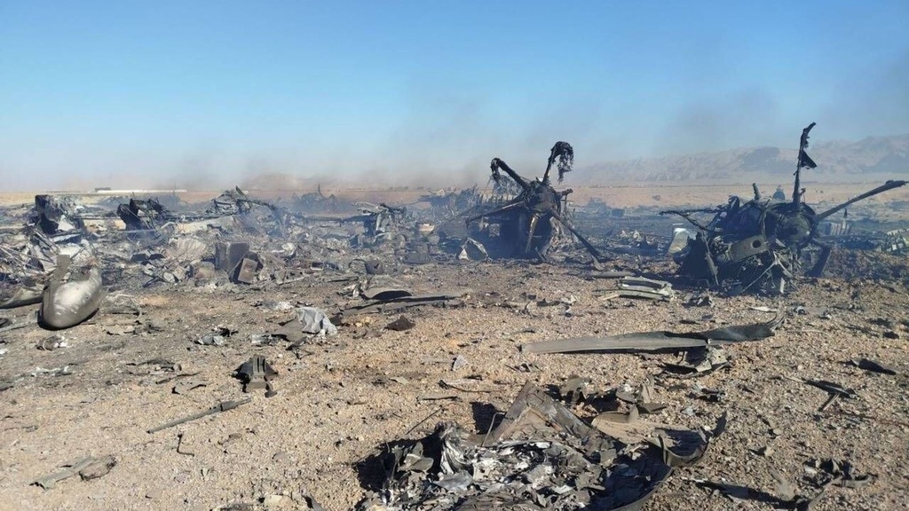 Az iráni állami média felvétele egy Iszfahán városától délre fekvő katasztrófa helyszínéről, amely feltehetően a mentőakcióhoz kapcsolódik