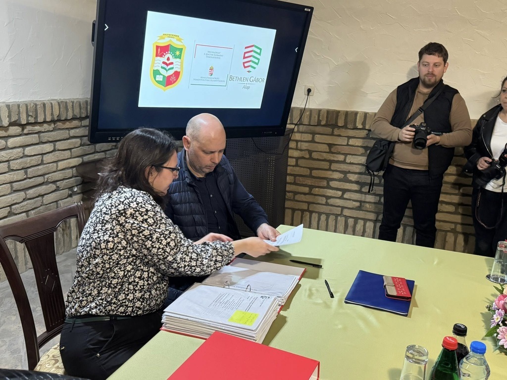 Szerződések aláírása