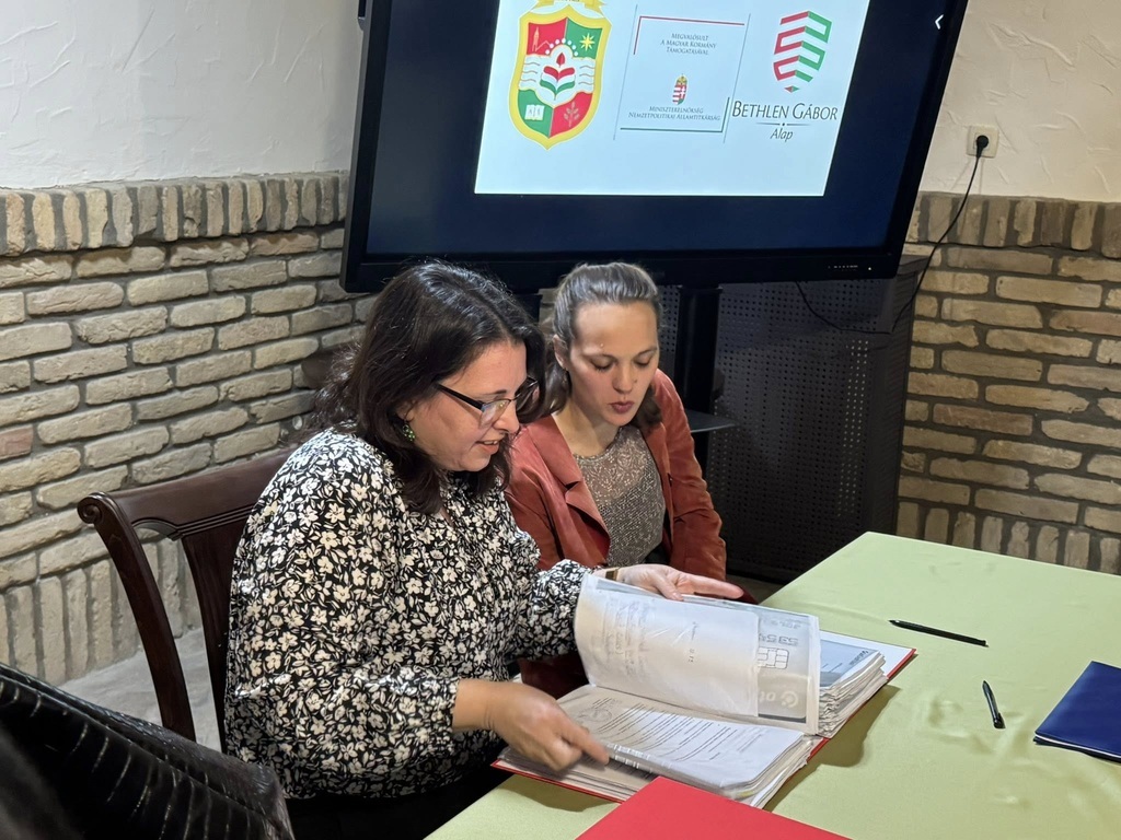 Szerződések aláírása