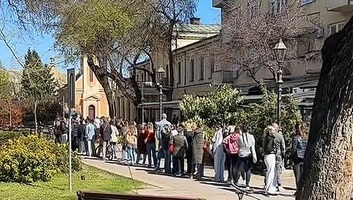 Zomborban sorban álltak a színházjegyekért: Elsöprő siker a Semper idem - illusztráció