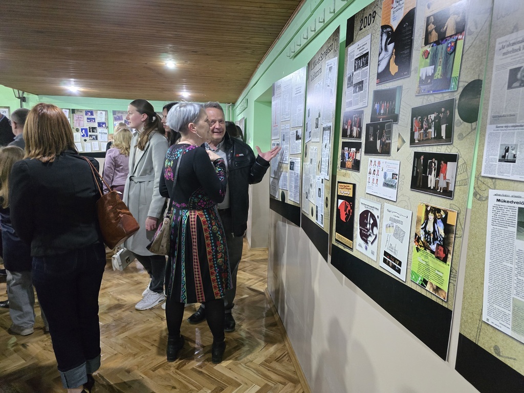 A muzslyai amatőr színjátszásról nyílt kiállítás a művelődési egyesület nagytermében