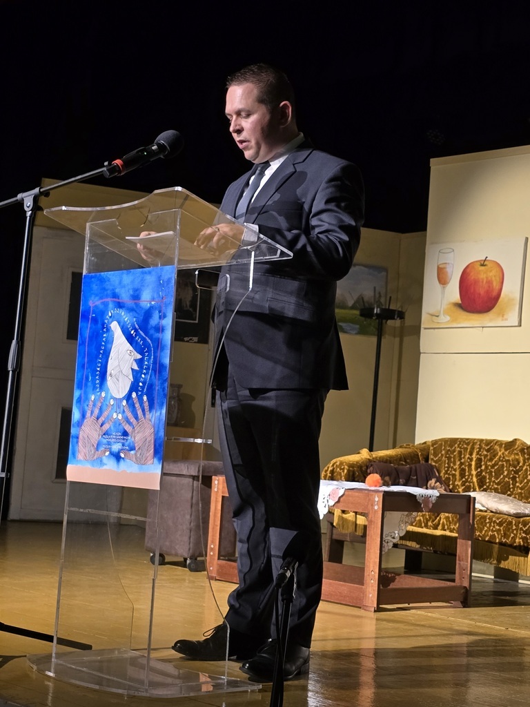 A Vajdasági Magyar Amatőr Színjátszók XXX. Találkozóját Ótott Róbert, a tartományi kormány alelnöke, oktatási titkár nyitotta meg