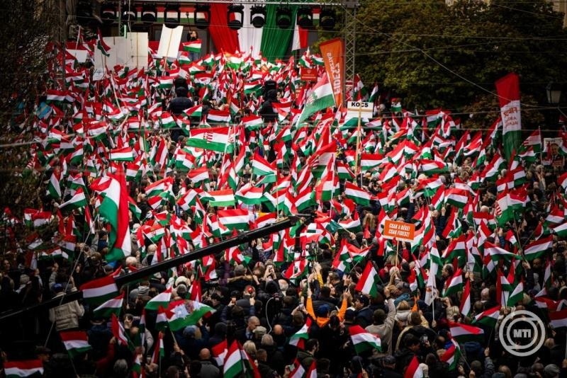 A Kép Orbán Viktor miniszterelnök, a Fidesz elnöke országjárásának székesfehérvári állomásán készült, a Városház téren 2026. április 10-én. 