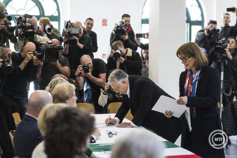 Orbán Viktor miniszterelnök, a Fidesz elnöke és felesége, Lévai Anikó átveszi a szavazólapot az országgyűlési választáson Budapesten, a Zugligeti Általános Iskolában kialakított szavazókörben 2026. április 12-én. 