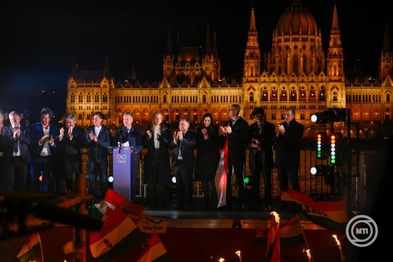 Magyar Péter, a Tisza Párt elnöke (k) beszédet mond a párt eredményváró rendezvényén az országgyűlési választásokat követően a budapesti Batthyány téren 2026. április 12-én. 