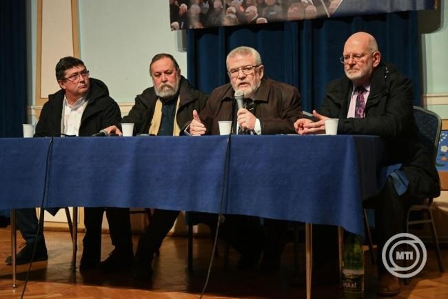 Kulcsár-Terza József, a Magyar Polgári Erő ügyvivője, Ferencz Csaba, a Székely Nemzeti Tanács (SZNT) alelnöke, Izsák Balázs, az SZNT elnöke és Zakariás Zoltán, az Erdélyi Magyar Szövetség elnöke (b-j) a Székelyföld autonómiájának jövőjéről tartott lakossági fórumon a Bod Péter Megyei Könyvtár Gábor Áron-termében Sepsiszentgyörgyön 2026. január 21-én