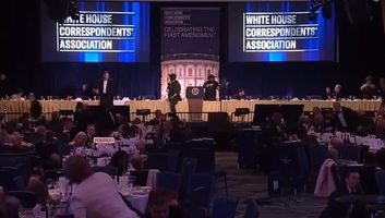 Tüzet nyitott egy férfi a Donald Trump részvételével tartott díszvacsora helyszínén - illusztráció