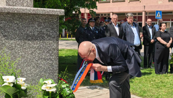 Vučević megkoszorúzta Cérna Tibor emlékművét Torontálvásárhelyen - illusztráció