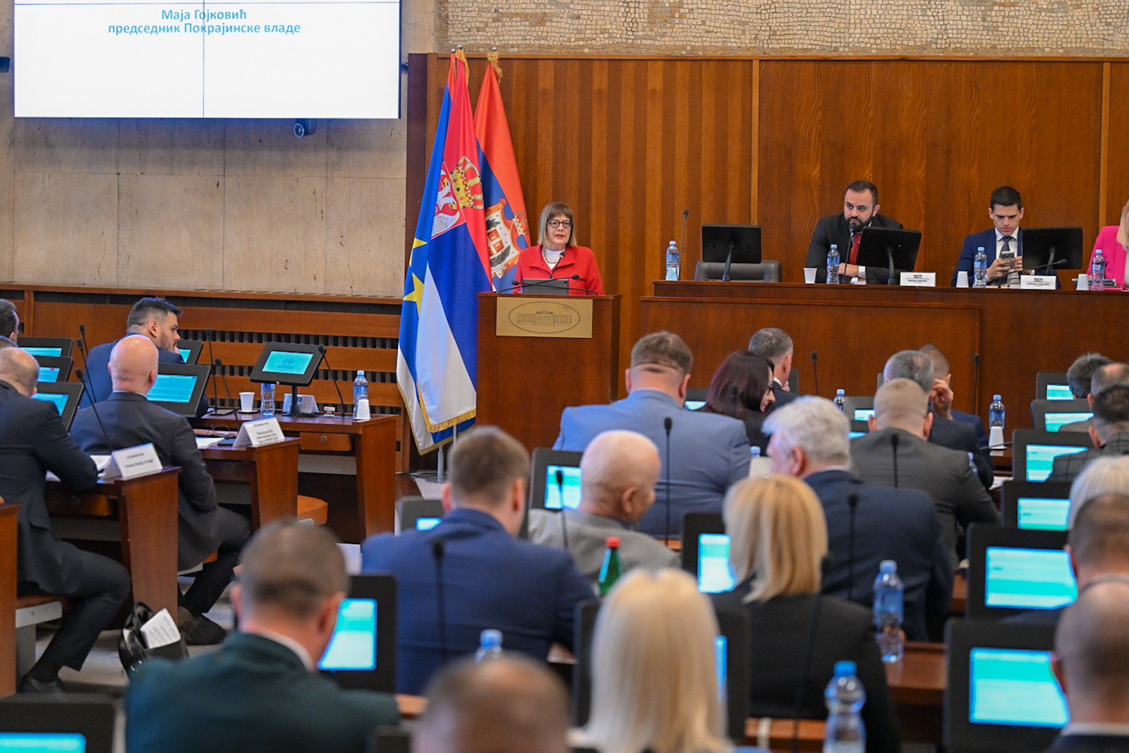 A tartományi képviselők a kormány jelentéséről vitáznak