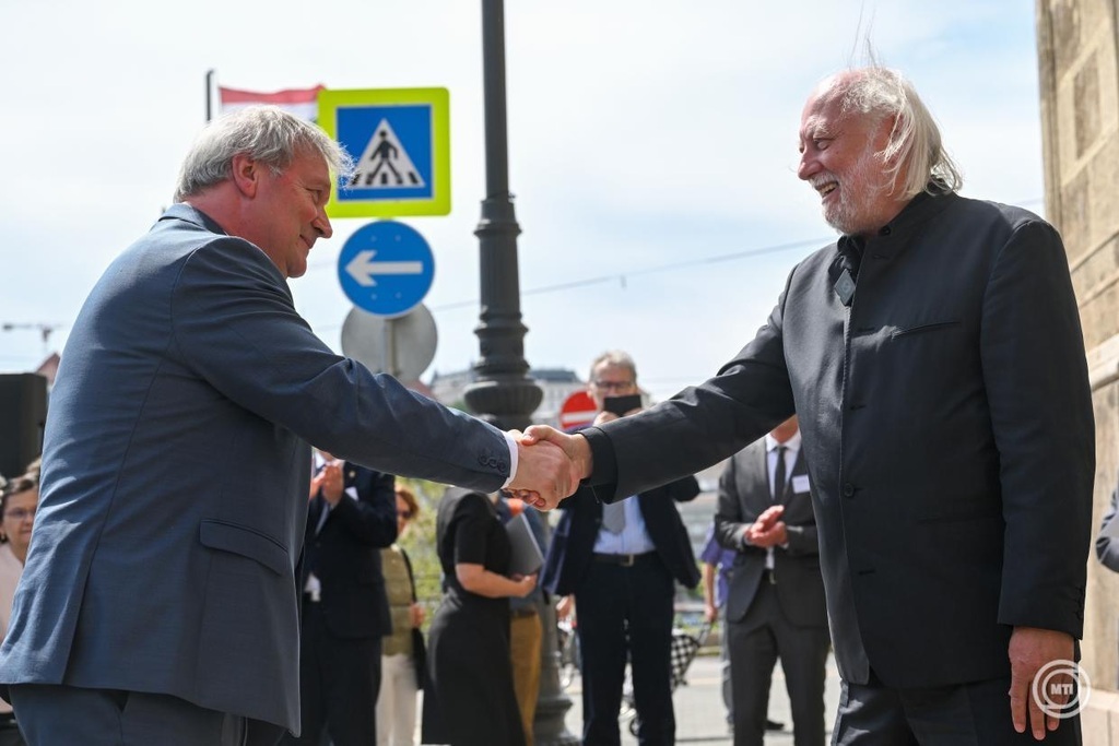  Freund Tamás, a Magyar Tudományos Akadémia (MTA) elnöke (b) és Krasznahorkai László Nobel-díjas író (j) a tiszteletére rendezett, a Határtalan történet című köztéri műalkotás új kövének avatási ünnepségén az MTA székháza előtt
