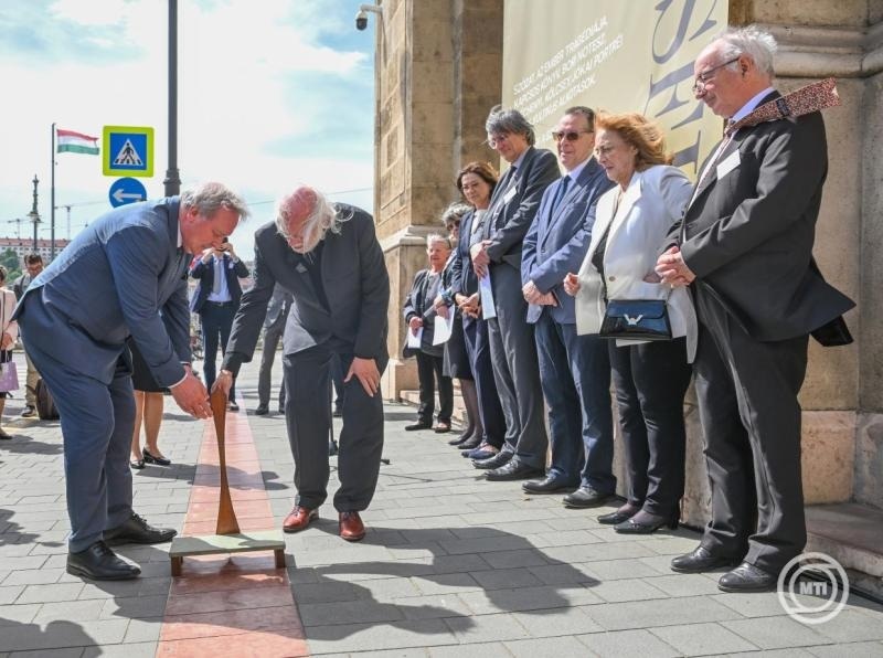 Krasznahorkai László és Freund Tamás, az MTA elnöke közösen avatták fel az 1985-ös emlékkövet, amely mostantól hirdeti az író helyét az MTA kétszáz éves történetében