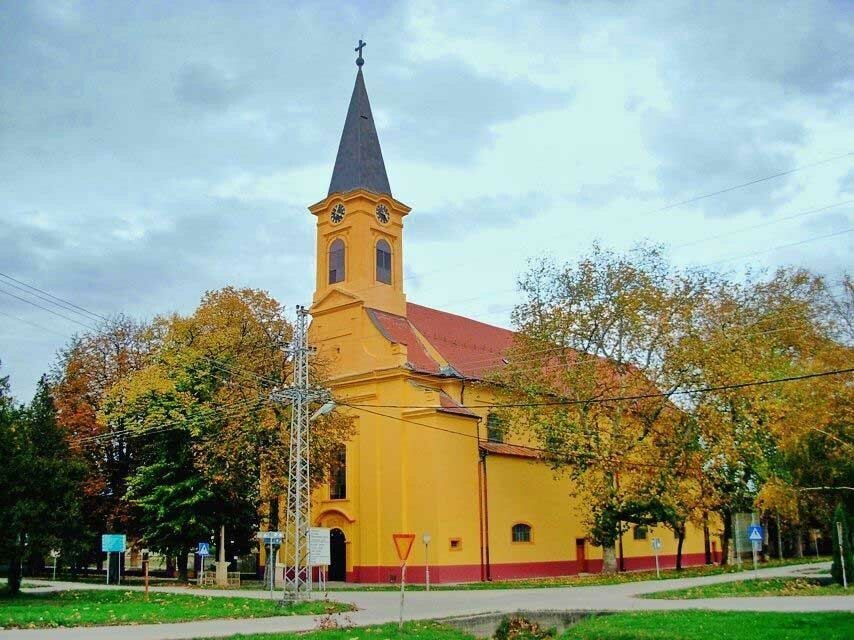 A monostorszegi Szent Péter és Pál római katolikus templom mennyezete sérült a földrengés során