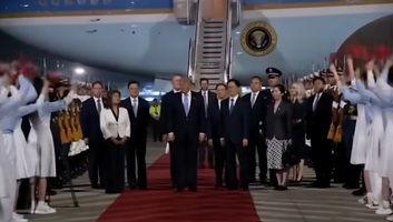 Donald Trump megérkezett Kínába - illusztráció