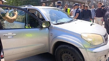 A Szerbiai Rádió és Televízió elé vonultak a diákok a jogi kar előtti incidensek után - illusztráció