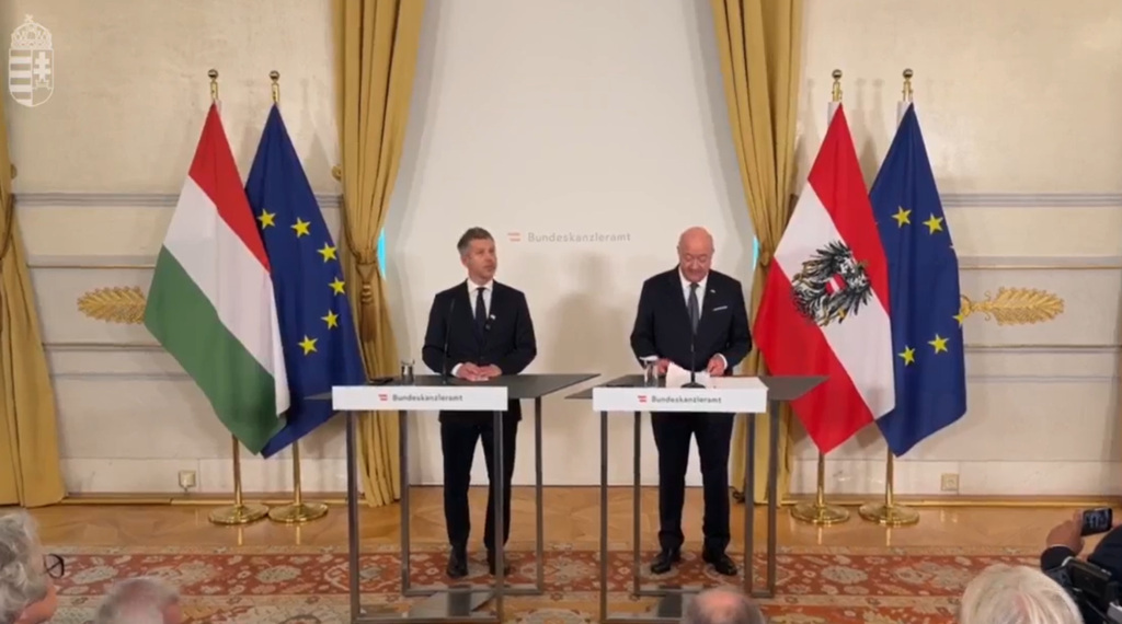 Magyar Péter magyar miniszterelnök és Christian Stocker osztrák kancellár sajtótájékoztatója Bécsben