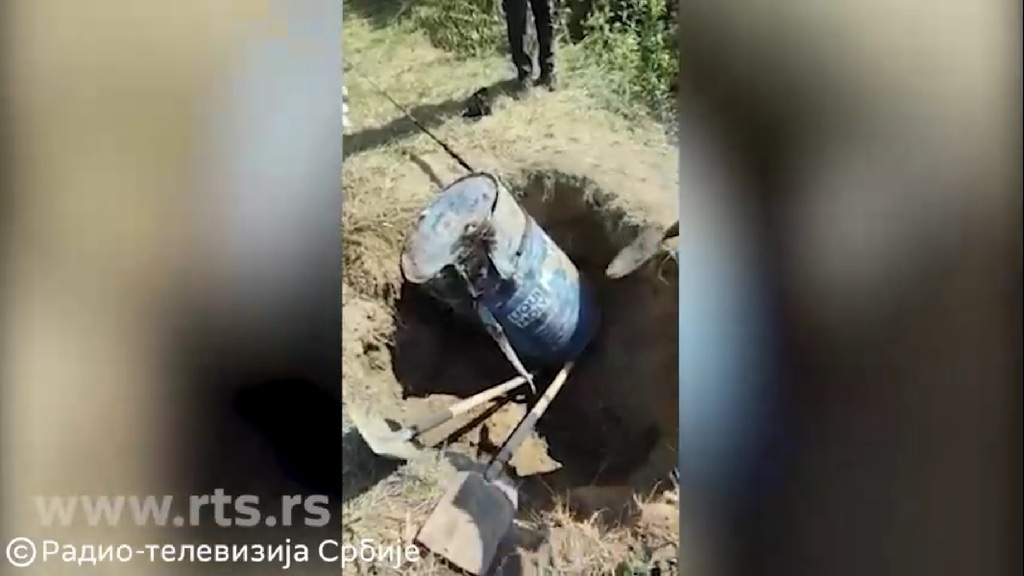 Kiemelik a földből az elásott hordót