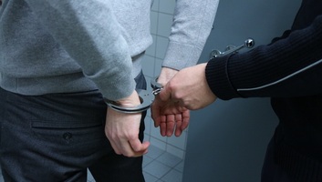 Huszonhat embert vettek őrizetbe korrupció miatt Szerbiában - illusztráció