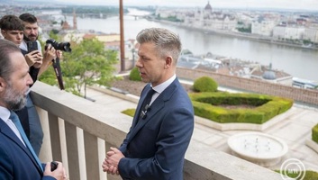 Magyar Péter: 500 gyermeket és kísérőjüket látják vendégül a Karmelitában és a Szociális és Családügyi Minisztériumban - illusztráció