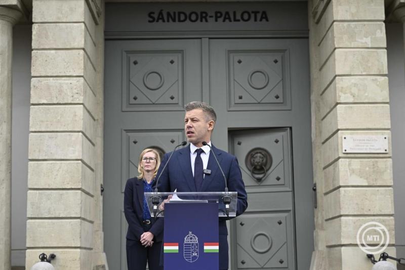 Magyar Péter miniszterelnök Sulyok Tamás köztársasági elnökkel történt találkozója után rendkívüli sajtótájékoztatót tart a Sándor-palotánál 2026. június 1-jén. Mögötte Görög Márta igazságügyi miniszter. 