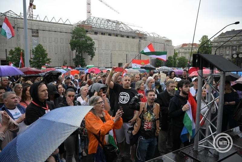 Učesnici protesta protiv migracionog pakta Evropske unije na Trgu Košut u Budimpešti, 5. juna 2026. Demonstranti su, na skupu koji su organizovali desničarski influenseri, zahtevali odbacivanje migracionog pakta Evropske unije.