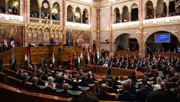 Jelentősen csökkentették az országgyűlési képviselők fizetését - illusztráció