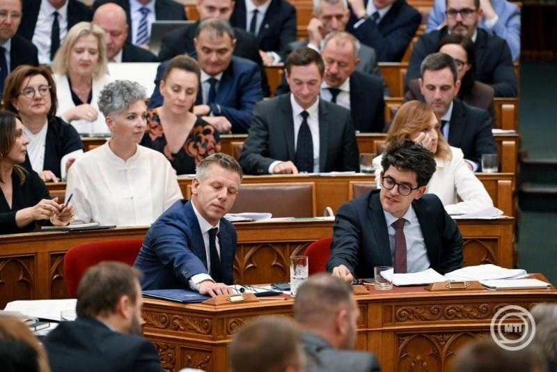 Poslanici su usvojili šesnaestu izmenu Osnovnog zakona, kojom se maksimalno trajanje premijerskog mandata ograničava na osam godina.